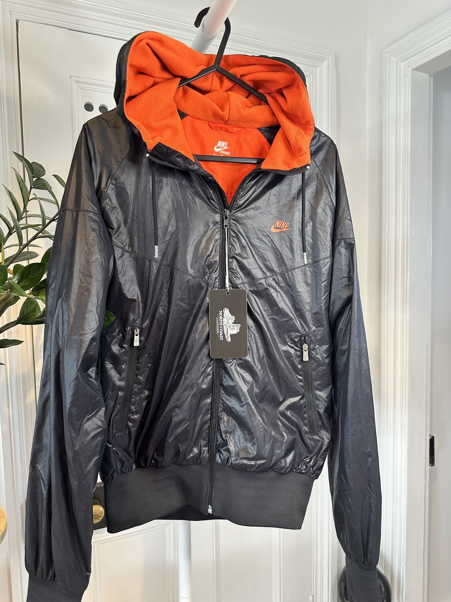 Nike Sportswear Women’s Fleece-Lined Hooded Windbreaker Black/Orange – Medium