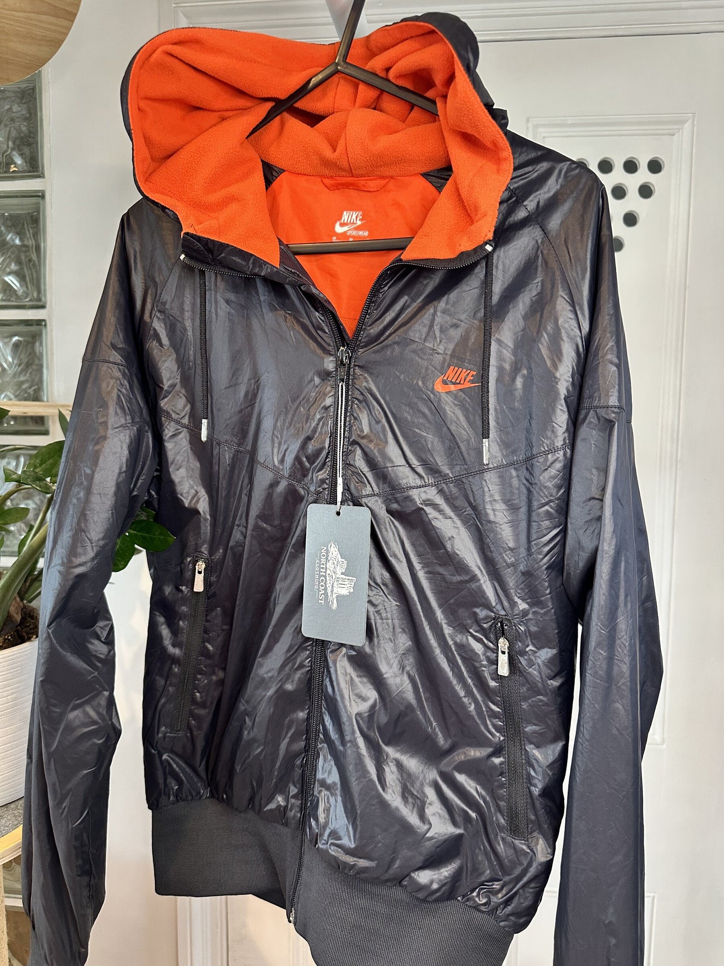 Nike Sportswear Women’s Fleece-Lined Hooded Windbreaker Black/Orange – Medium