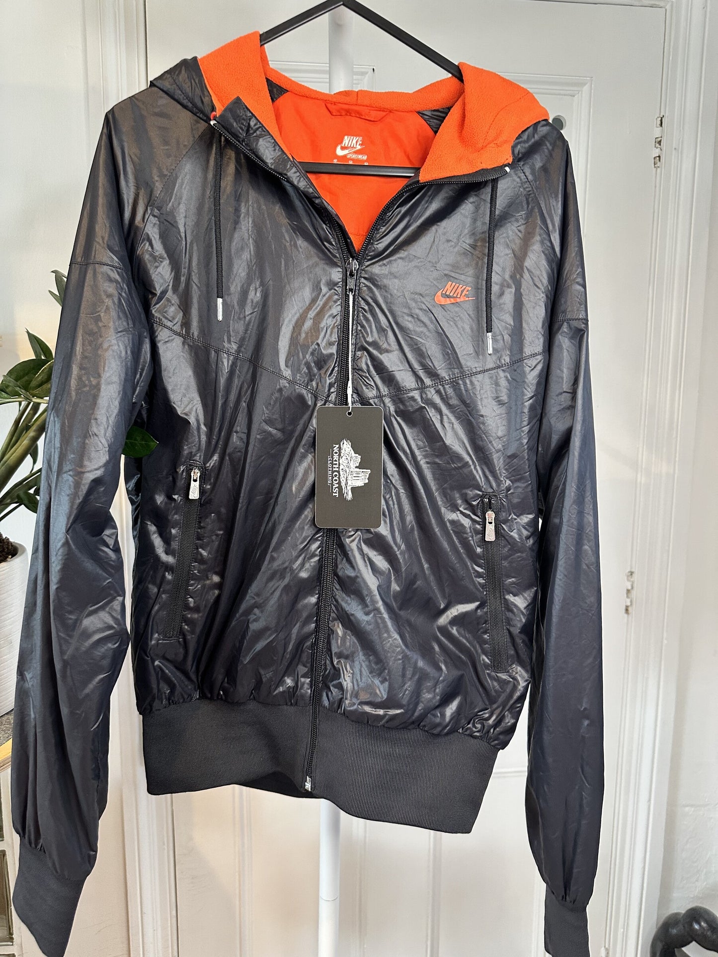 Nike Sportswear Women’s Fleece-Lined Hooded Windbreaker Black/Orange – Medium