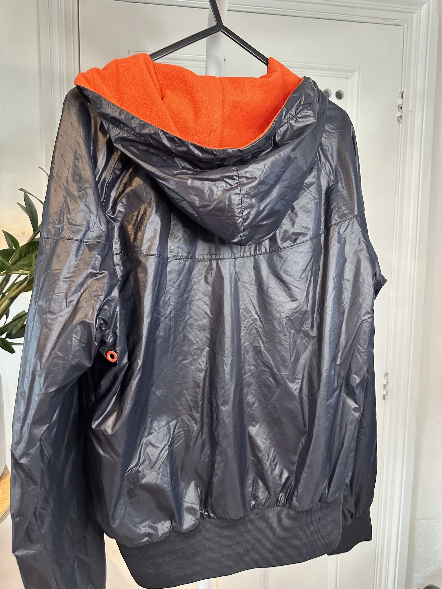 Nike Sportswear Women’s Fleece-Lined Hooded Windbreaker Black/Orange – Medium