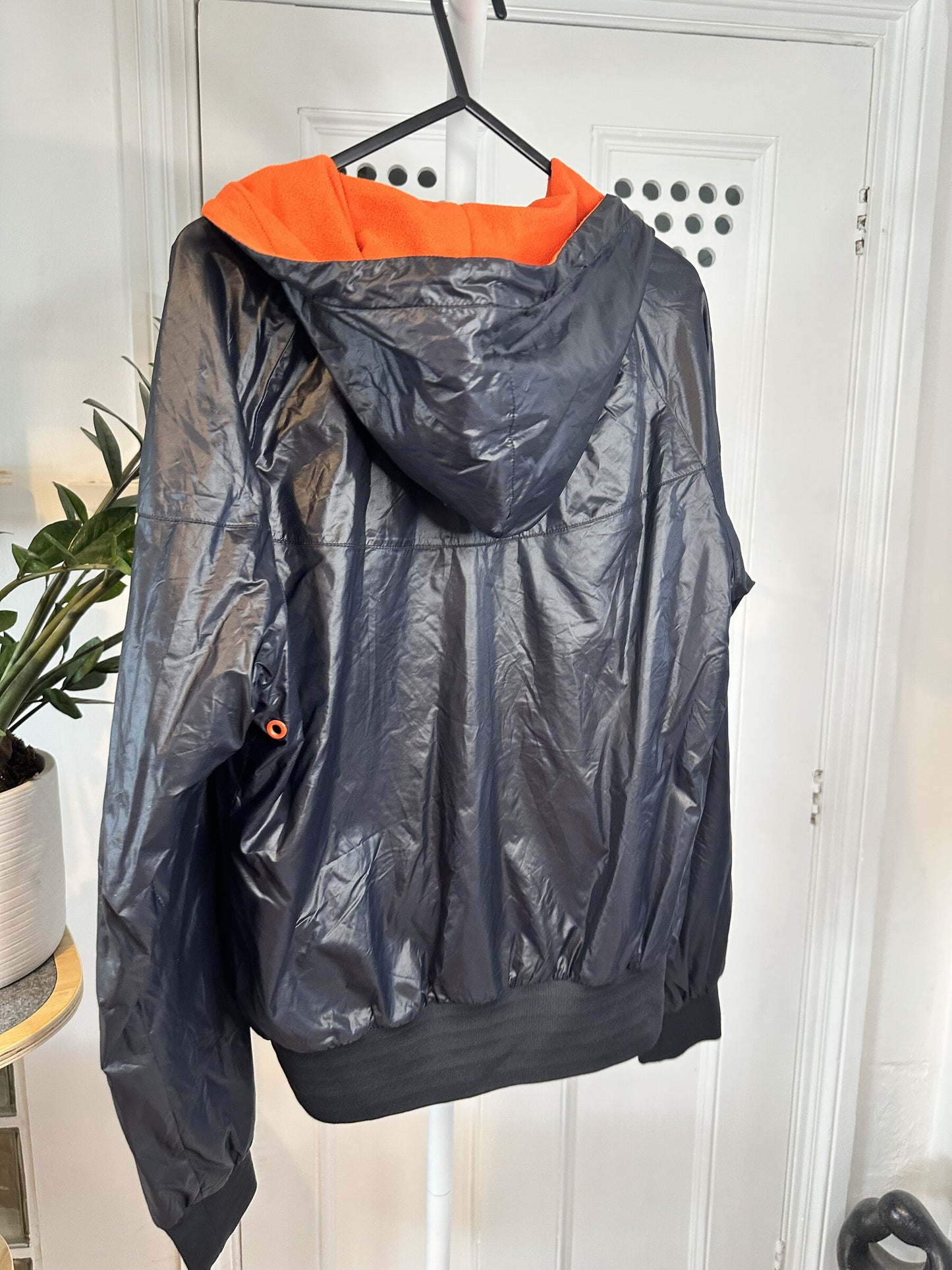 Nike Sportswear Women’s Fleece-Lined Hooded Windbreaker Black/Orange – Medium