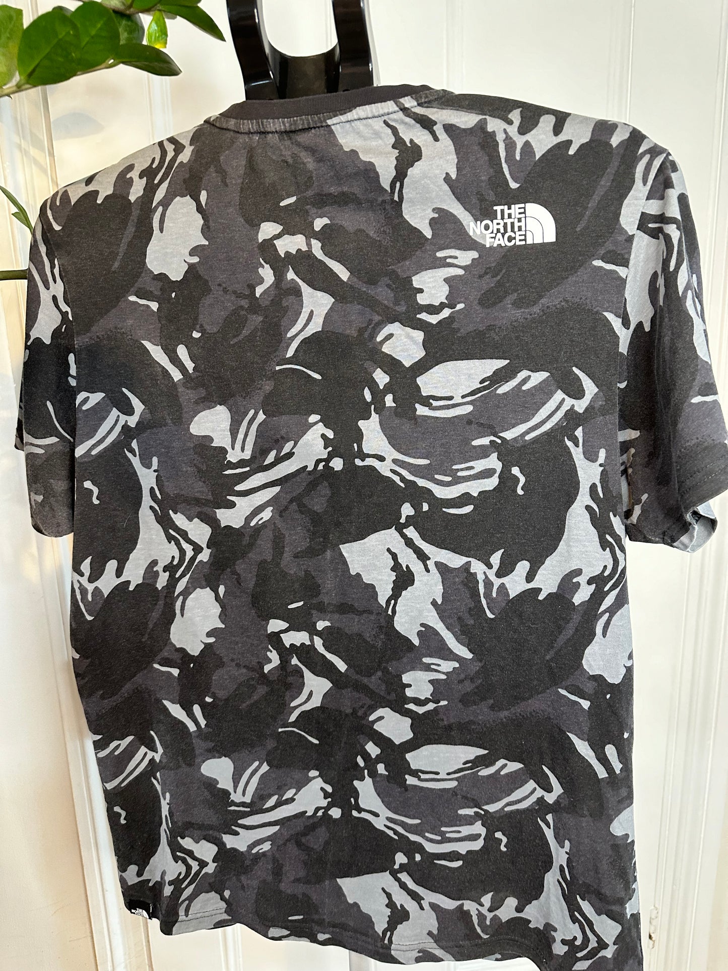 The North Face Camo T-shirt Men’s Medium