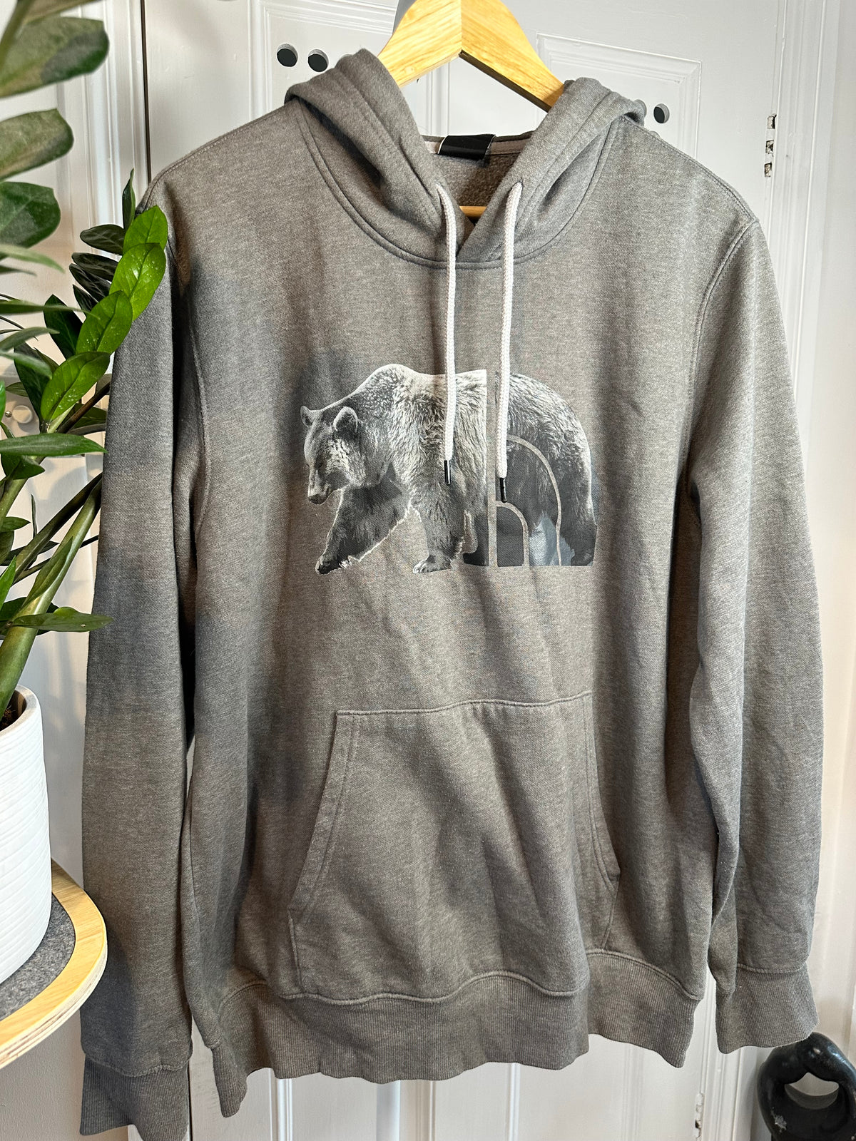 The North Face Bear Graphic Hoodie – Grey – Men’s Large