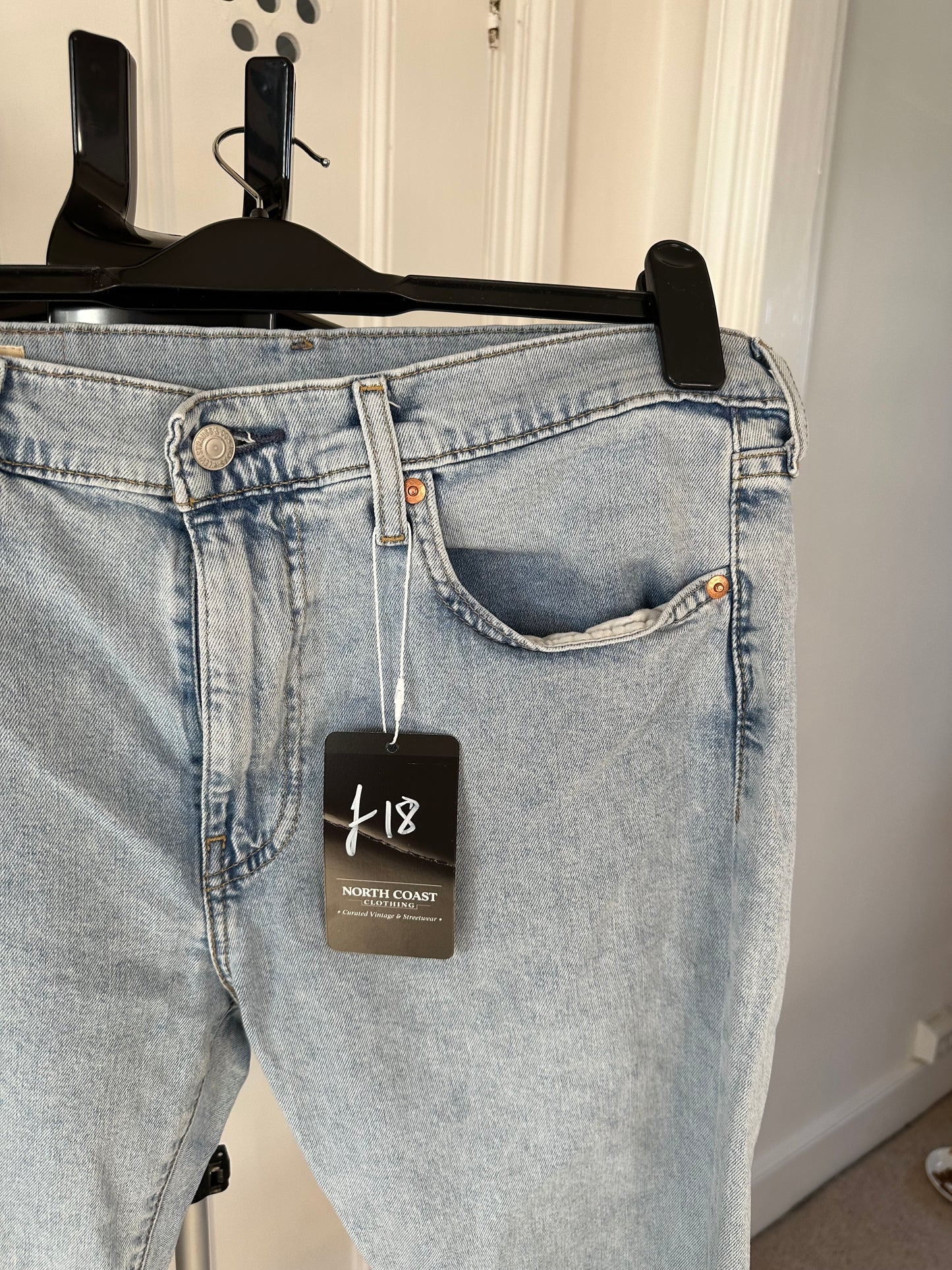 Levi’s Light Wash Jeans - W33 x L30