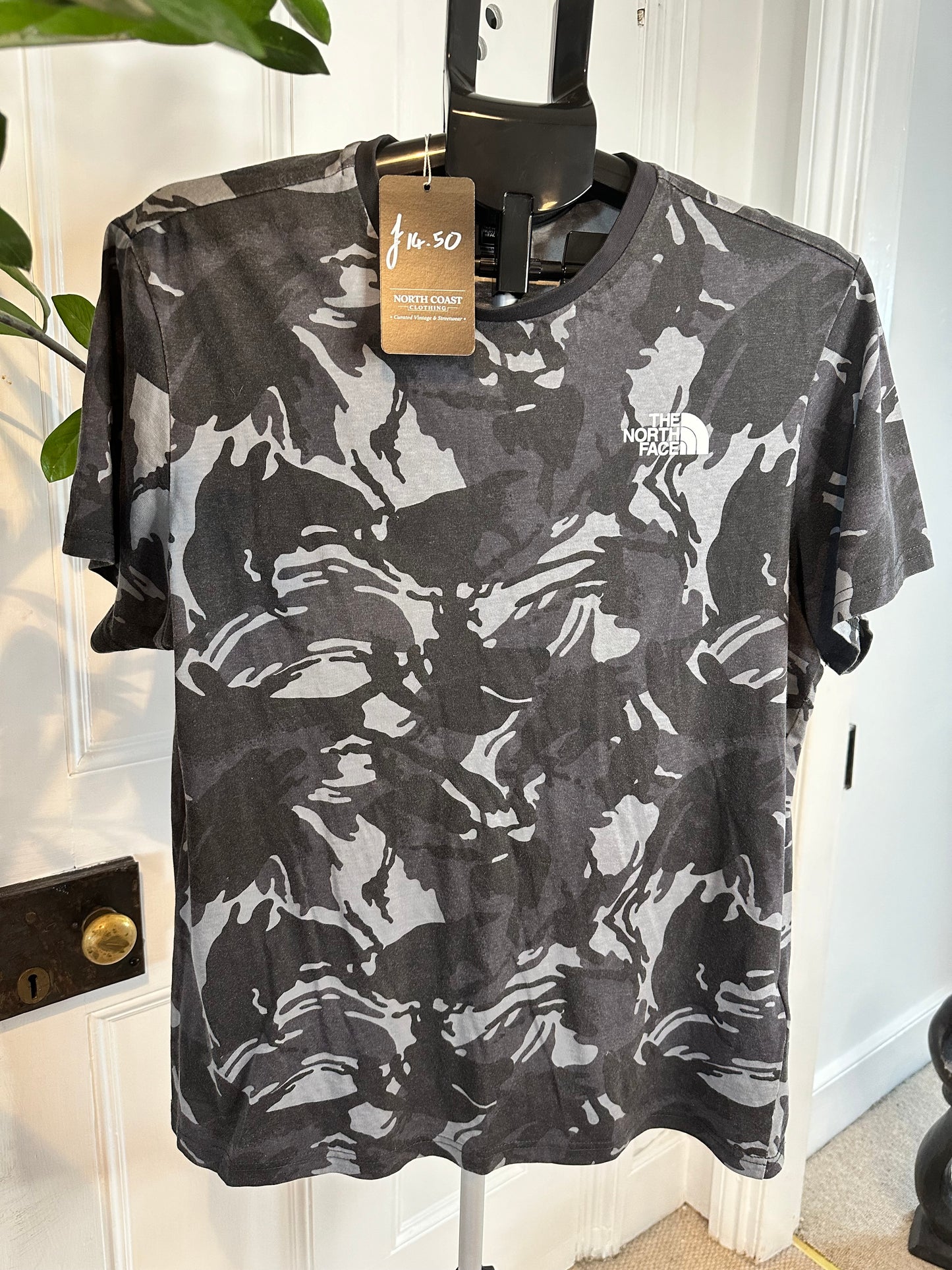 The North Face Camo T-shirt Men’s Medium