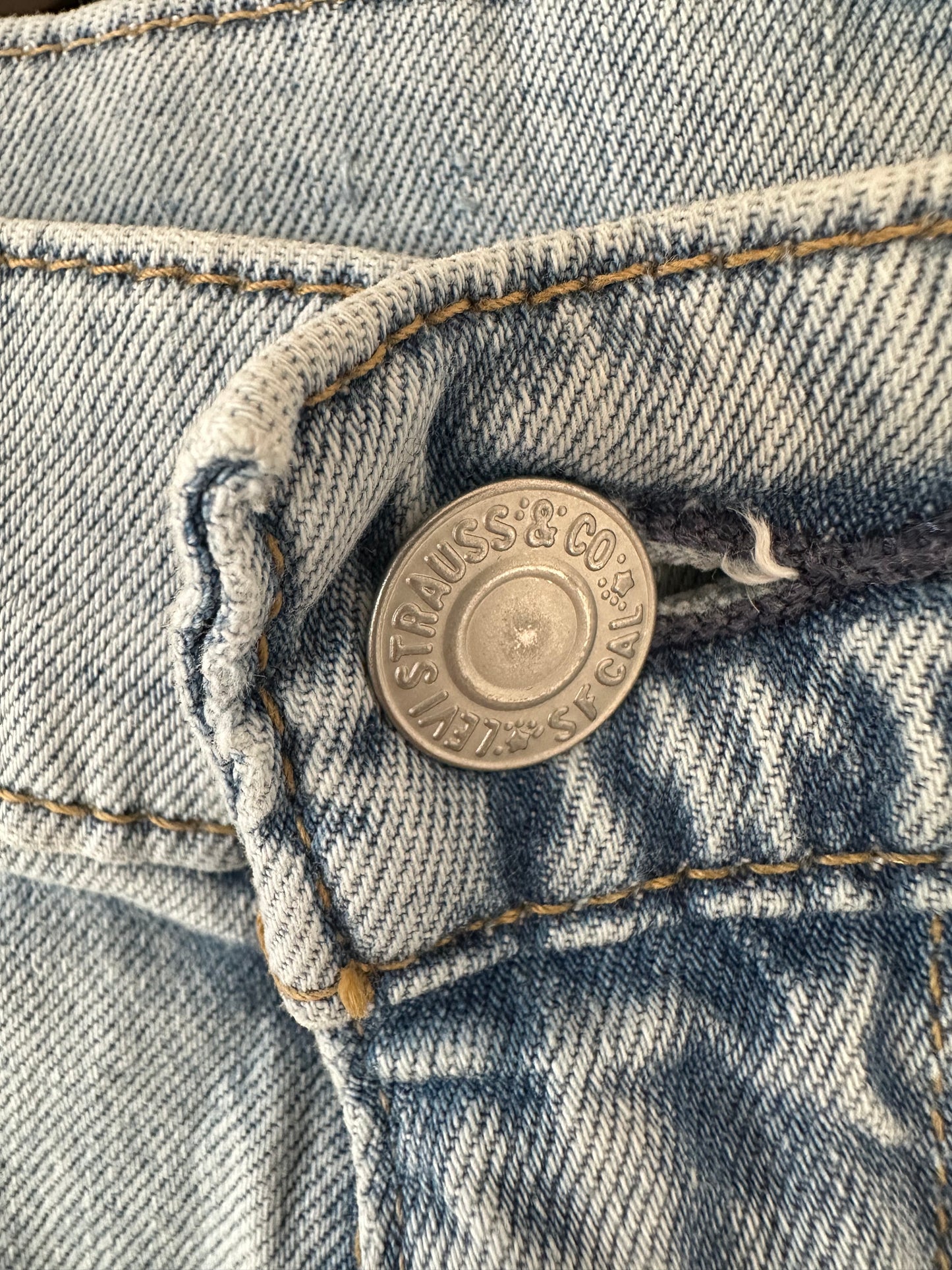 Levi’s Light Wash Jeans - W33 x L30